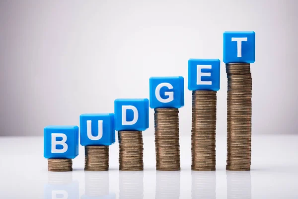 Blocos Cúbicos Orçamento Azul Aumentar Moedas Empilhadas Sobre Fundo Branco — Fotografia de Stock