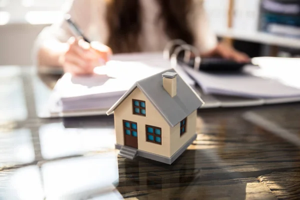 Close Van Een Huis Model Voor Ondernemer Werkzaam Kantoor — Stockfoto