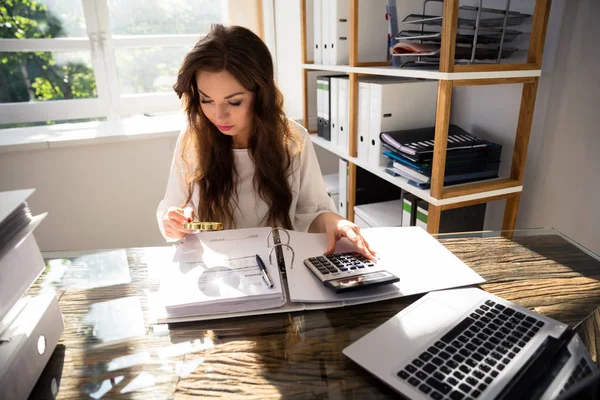 Jonge Zakenvrouw Kijken Naar Factuur Vergrootglas Werkplek — Stockfoto