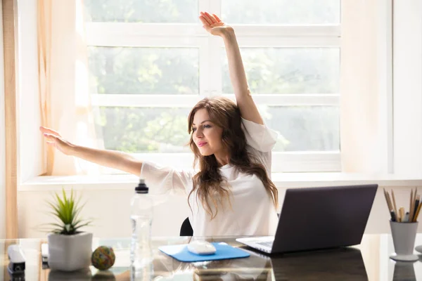 Feliz Joven Empresaria Estirando Sus Brazos Oficina —  Fotos de Stock