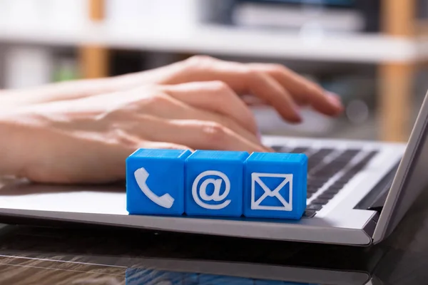 Geschäftsfrau Benutzt Laptop Mit Blauen Würfelquadern Die Kommunikationsmöglichkeiten Aufzeigen — Stockfoto
