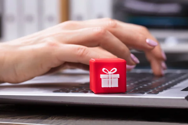 Mano Mujer Negocios Usando Ordenador Portátil Con Bloque Cúbico Rojo — Foto de Stock