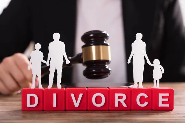 Figura Familiar Separada Recortada Pie Bloques Divorcio Frente Juez Golpeando — Foto de Stock