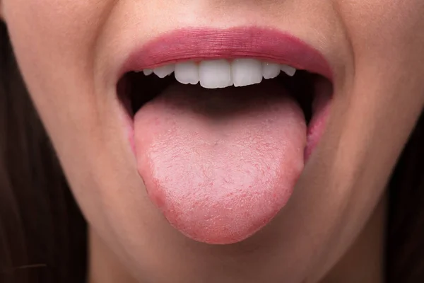 Nahaufnahme Foto Einer Frau Die Zunge Zeigt — Stockfoto