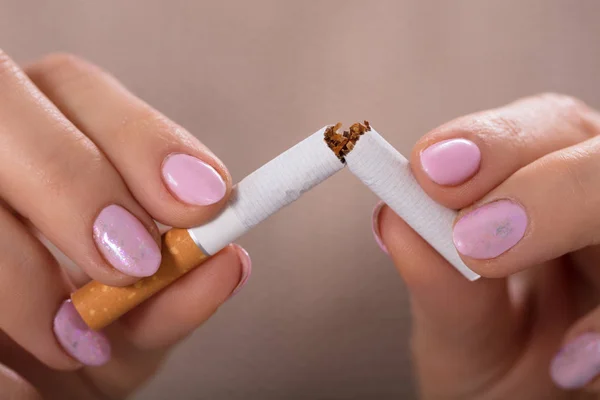 Крупный План Женской Руки Держащей Сломанную Сигарету — стоковое фото
