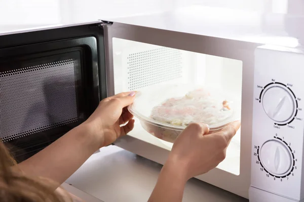 Nahaufnahme Der Hand Einer Frau Die Lebensmittel Der Mikrowelle Erhitzt — Stockfoto