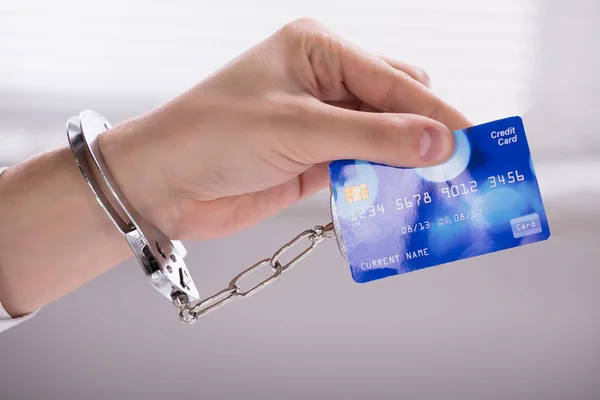 Close Van Een Iemands Hand Gekoppeld Aan Credit Card — Stockfoto
