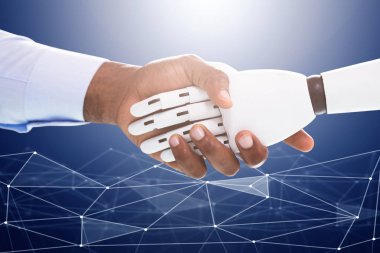 Robot ve dijital zemin üzerinde tokalaşırken işadamı