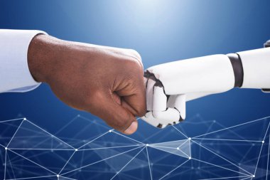Robot ve insan eli yumruk çarpmak mavi dijital zemin üzerinde yapma