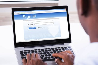 Web sitesi laptop ayarında bir işadamı Close-up
