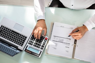 Bill Office hesaplama bir işadamı el yüksek açılı görünüş
