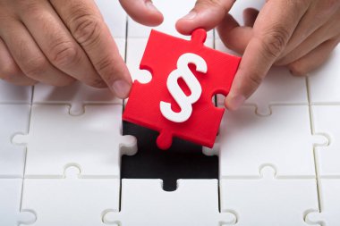 Bir kişi son kırmızı parça puzzle paragraf sembolü ile bağlanma