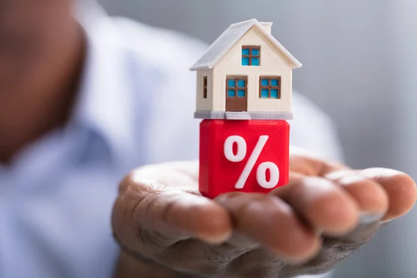 Närbild Persons Hand Hållande Miniatyr Hus Röda Procentandel Block — Stockfoto