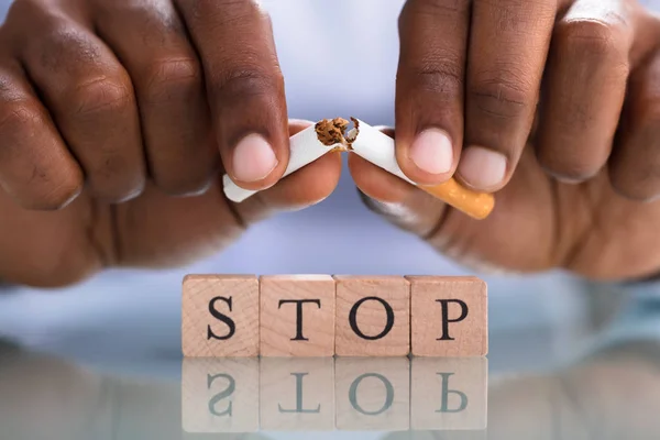 Közeli Kép Egy Személy Kezét Törés Cigaretta Stop Blokkokat Fényvisszaverő — Stock Fotó