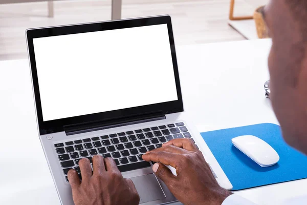 Adamın Üstünde Laptop Beyaz Masanın Yazarak Yakın Çekim — Stok fotoğraf