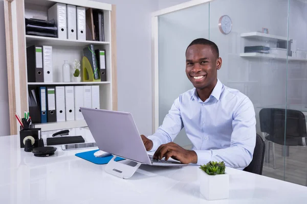 Portret Uśmiechający Się Młody Biznesmen Korzysta Laptopa Miejscu Pracy — Zdjęcie stockowe