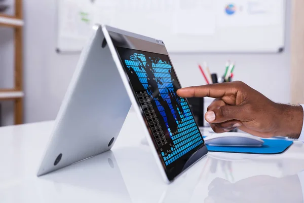 Apontando Mão Empresário Tela Laptop Mostrando Gráfico Sobre Mesa — Fotografia de Stock