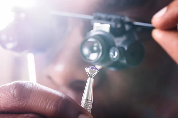 拡大鏡ルーペでダイヤを見て人のマクロ撮影 — ストック写真