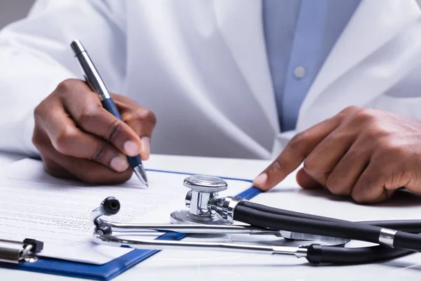 Estetoscopio Frente Del Formulario Llenado Del Médico Con Pluma Sobre — Foto de Stock