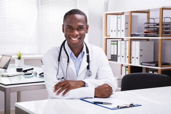 Primer Plano Médico Masculino Sonriente Con Portapapeles Pluma Sentado Clínica — Foto de Stock