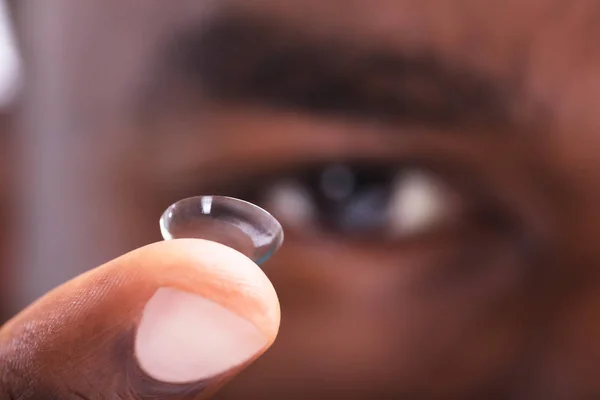 Şeffaf Kontakt Lens Parmağını Tutan Bir Adam Close — Stok fotoğraf