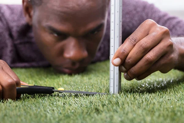 Nahaufnahme Eines Mannes Der Mit Dem Lineal Grünes Gras Mäht — Stockfoto