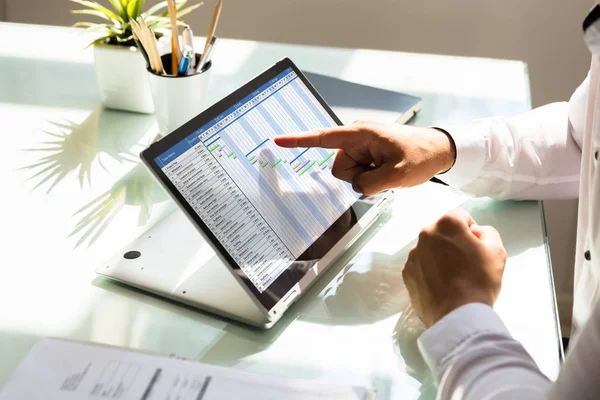 Zakenman Overhandigen Reflecterende Bureau Analyseren Gantt Diagram Laptop — Stockfoto