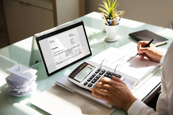 Close Van Een Zakenman Hand Factuur Met Behulp Van Calculator — Stockfoto