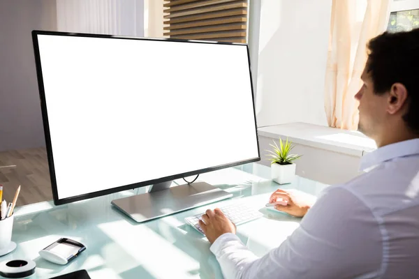 Επιχειρηματίας Χρησιμοποιώντας Υπολογιστή Κενή Λευκή Οθόνη — Φωτογραφία Αρχείου