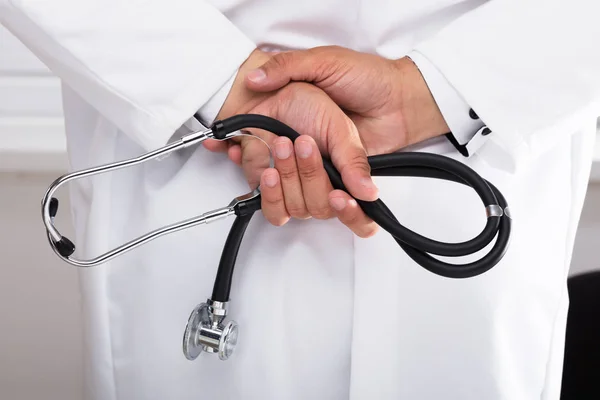 Zbliżenie Ręki Lekarza Stetoskop — Zdjęcie stockowe