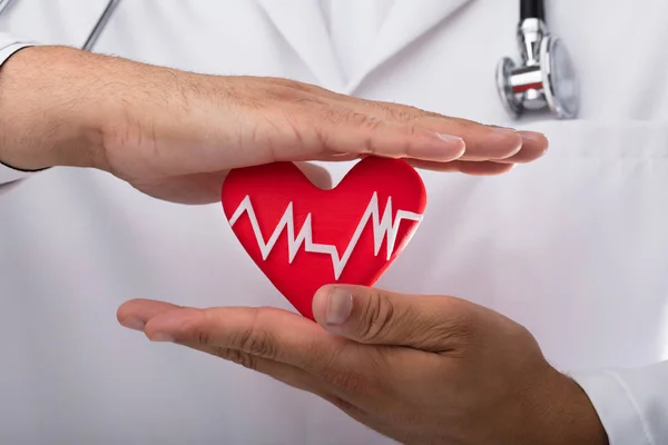 Gros Plan Main Médecin Tenant Rythme Cardiaque Rouge — Photo
