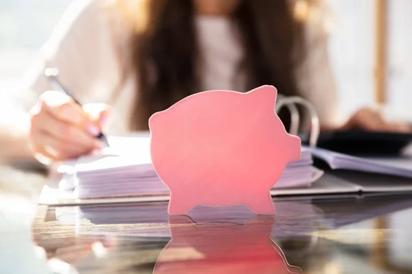 Közeli Kép Egy Lapos Rózsaszín Piggybank Üveg Íróasztal — Stock Fotó