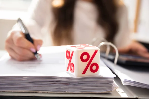 Bloque Cúbico Blanco Con Símbolo Porcentaje Rojo Sobre Documento —  Fotos de Stock