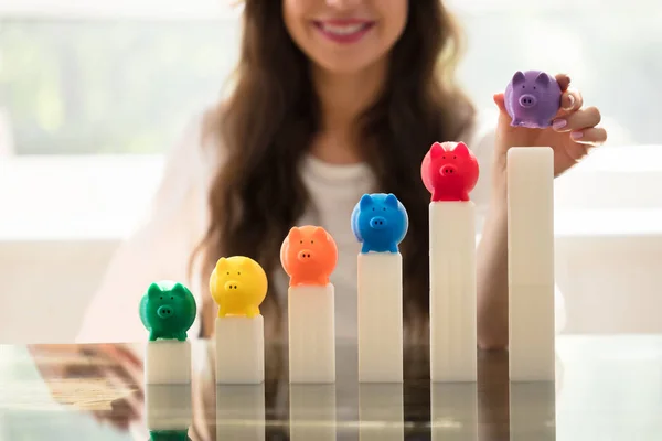 Zakenvrouw Van Hand Plaatsen Multi Gekleurde Spaarpot Bij Het Kweken — Stockfoto