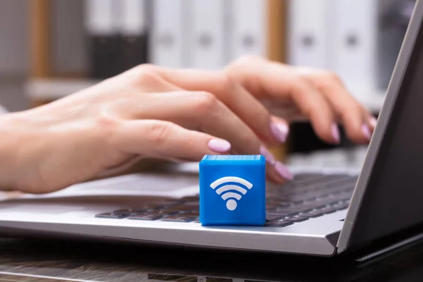 Geschäftsfrau Benutzt Laptop Mit Blauem Würfelblock Der Funknetzwerk Symbol Zeigt — Stockfoto