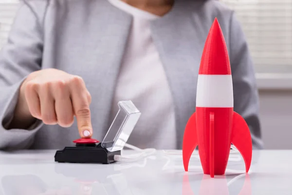 Рука Предпринимательницы Запускает Ракету Нажимая Красную Кнопку — стоковое фото