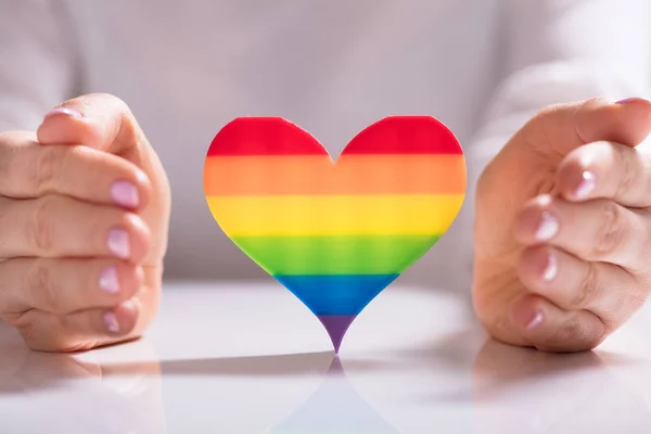 Mano Mujer Que Protege Forma Multicolor Del Corazón — Foto de Stock