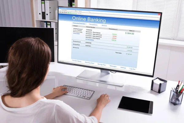 オフィス内のコンピューターでオンライン バンキングを行う実業家の後姿 — ストック写真