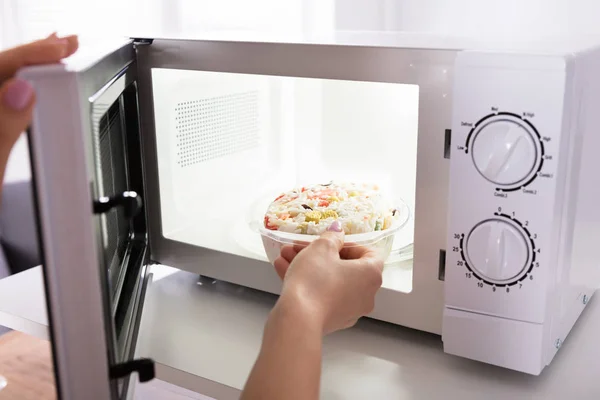 Close Woman Hand Heating Food Microwave Oven — Stock Photo, Image