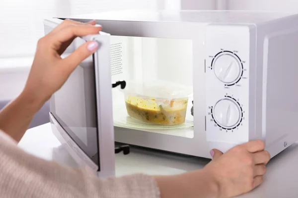 Close Woman Hand Preparing Food Microwave Oven — Stock Photo, Image