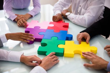 İş adamları Office Danışma Jigsaw bulmaca çözümü renkli Grup