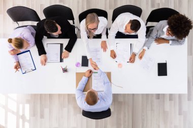 Genç adam görüşmede kadın elini sıkarken gülümseyen