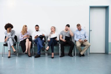İş başvuruları için Office röportajda sandalyede oturuyor