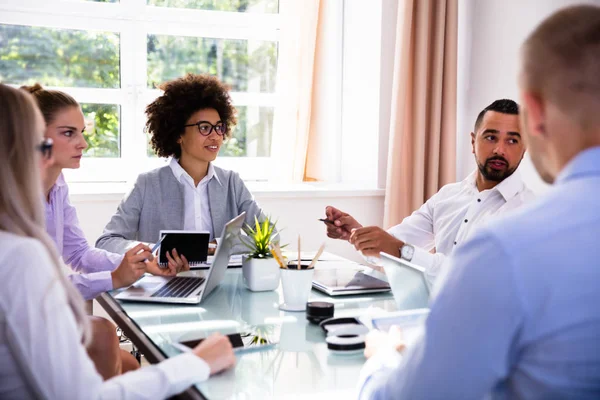 Grupo Jovens Empresários Diversos Tendo Discussão Reunião — Fotografia de Stock