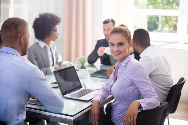 Retrato Uma Jovem Empresária Feliz Sentada Escritório — Fotografia de Stock