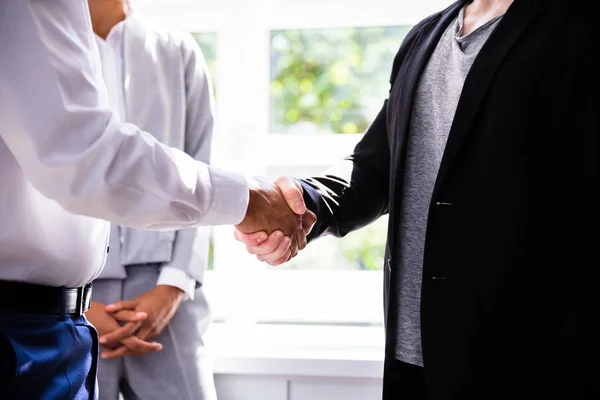 Close Van Een Zakenman Schudden Handen Met Zijn Cliënt Office — Stockfoto