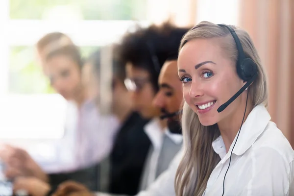 Retrato Una Joven Feliz Ejecutiva Servicio Cliente — Foto de Stock