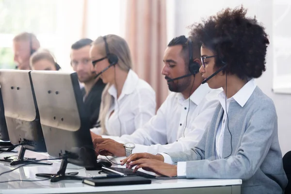 Jonge Customer Service Managers Met Oordopjes Werken Call Center — Stockfoto