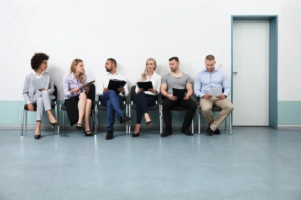 Kandidaten Sitzen Auf Stuhl Und Warten Auf Ein Interview — Stockfoto