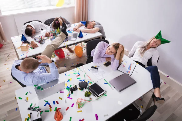 Grupp Affärsmän Som Sover Office Efter Nyårsfest — Stockfoto